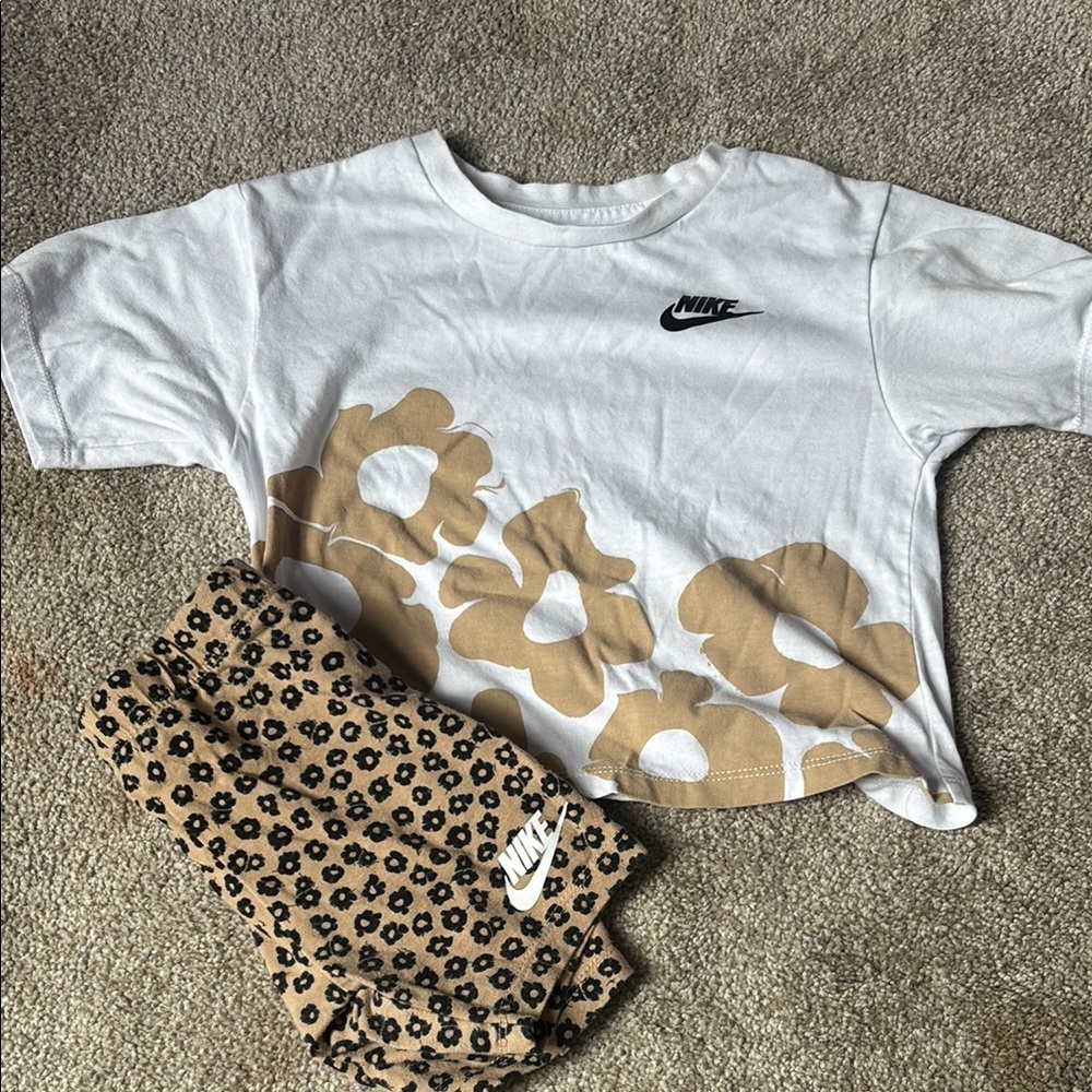 Nike White and Tan Short Sleeve Tee